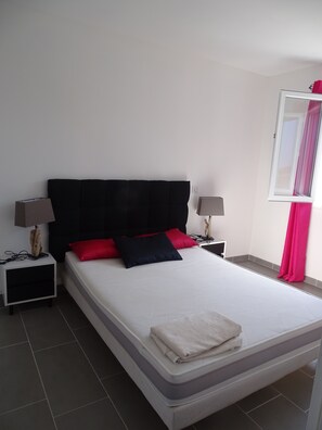 2 chambres, fer et planche à repasser, lit parapluie, Wi-Fi gratuit