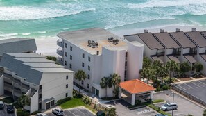 Un hôtel situé sur la côte, doté d’une piscine sur le toit, d’un parking et offrant une vue sur l’océan.