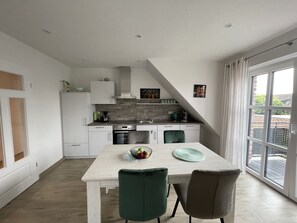 Fridge, microwave, stovetop, dishwasher - Comfort apartment Backbord with the "at home feeling" in Greetsiel (Krummhörn)