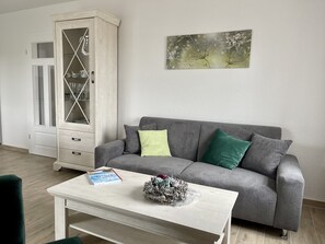 TV, books - Comfort apartment Backbord with the "at home feeling" in Greetsiel (Krummhörn)