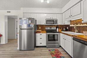 ثلاجة، ميكروويف، فرن، موقد طهي مسطح