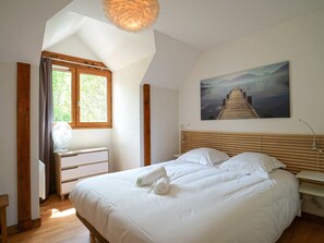 3 bedrooms, travel cot, WiFi, bed sheets