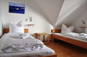 2 bedrooms, free WiFi - RugApart apartment 4 with balcony on the upper floor of house 1 on the Mönchgut peninsula (Middelhagen)