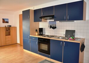 Jääkaappi, mikroaaltouuni, uuni, liesi