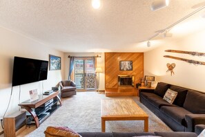 TV, fireplace - Condo in Keystone, King Bed in Primary, Wood-burning Fireplace, Shuttle Stop (Keystone)