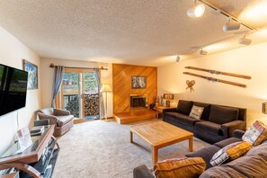 TV, fireplace - Condo in Keystone, King Bed in Primary, Wood-burning Fireplace, Shuttle Stop (Keystone)