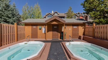 Tina de hidromasaje al aire libre