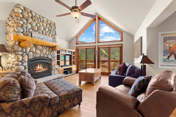 TV, fireplace - Townhome in Keystone Allows for Quick Access to River Run & Mountain House (Keystone)
