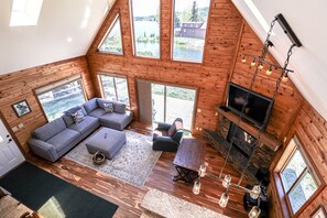 Een televisie, een open haard en een dvd-speler