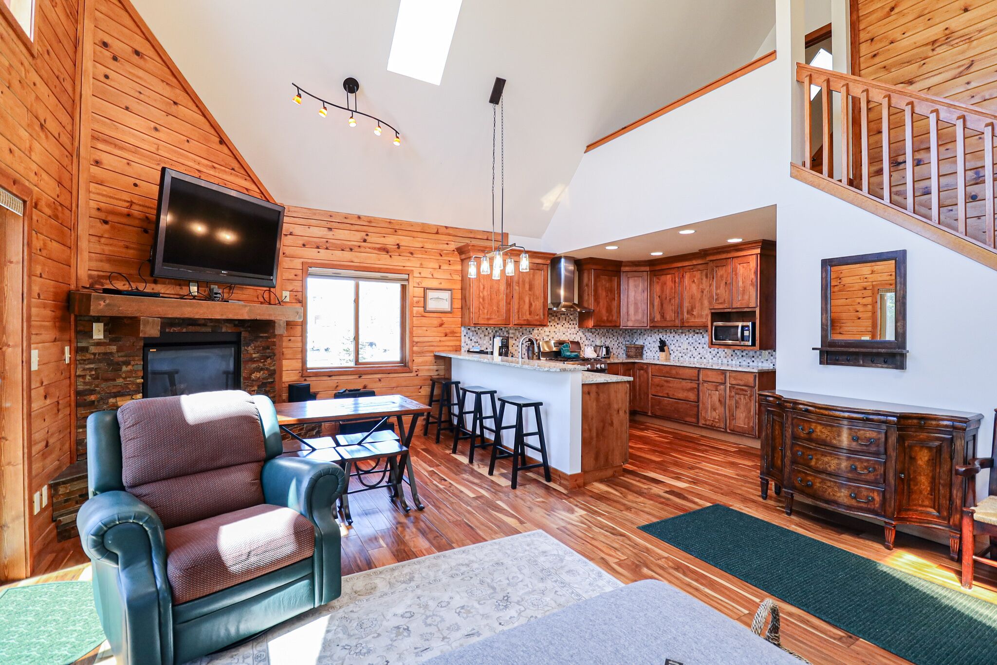 Edgewater Vista - Waterfront home, sleeps 6, short drive or walk to town!