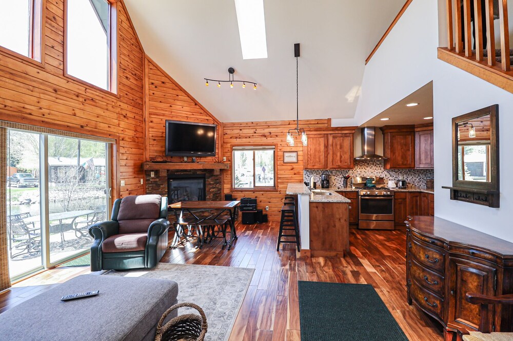 Edgewater Vista - Waterfront home, sleeps 6, short drive or walk to town!