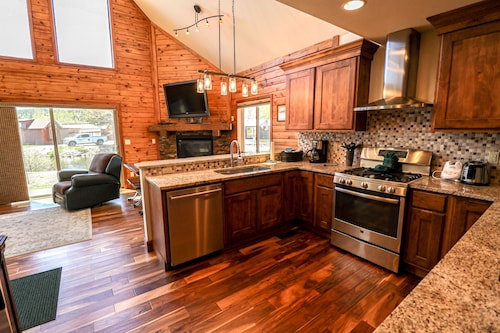 Edgewater Vista - Waterfront home, sleeps 6, short drive or walk to town!