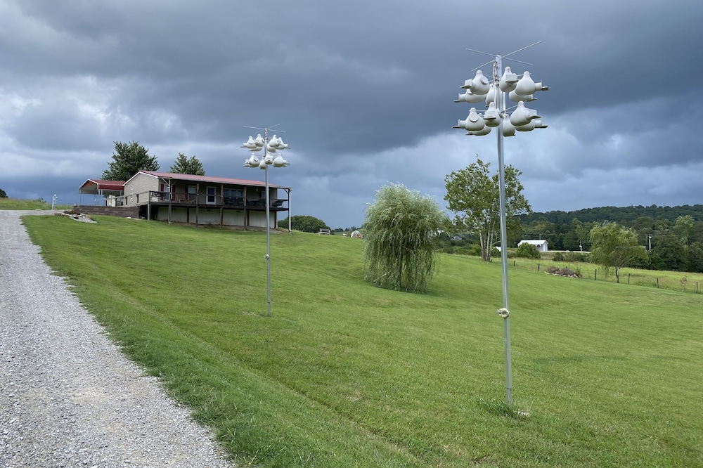 Cozy Ranch Home 1 Miles from CUMBERLAND POINT Boat Ramp