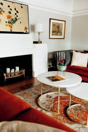 Televisión, chimenea y oficina