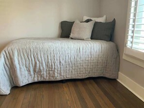 5 habitaciones, tabla de planchar con plancha, wifi y ropa de cama