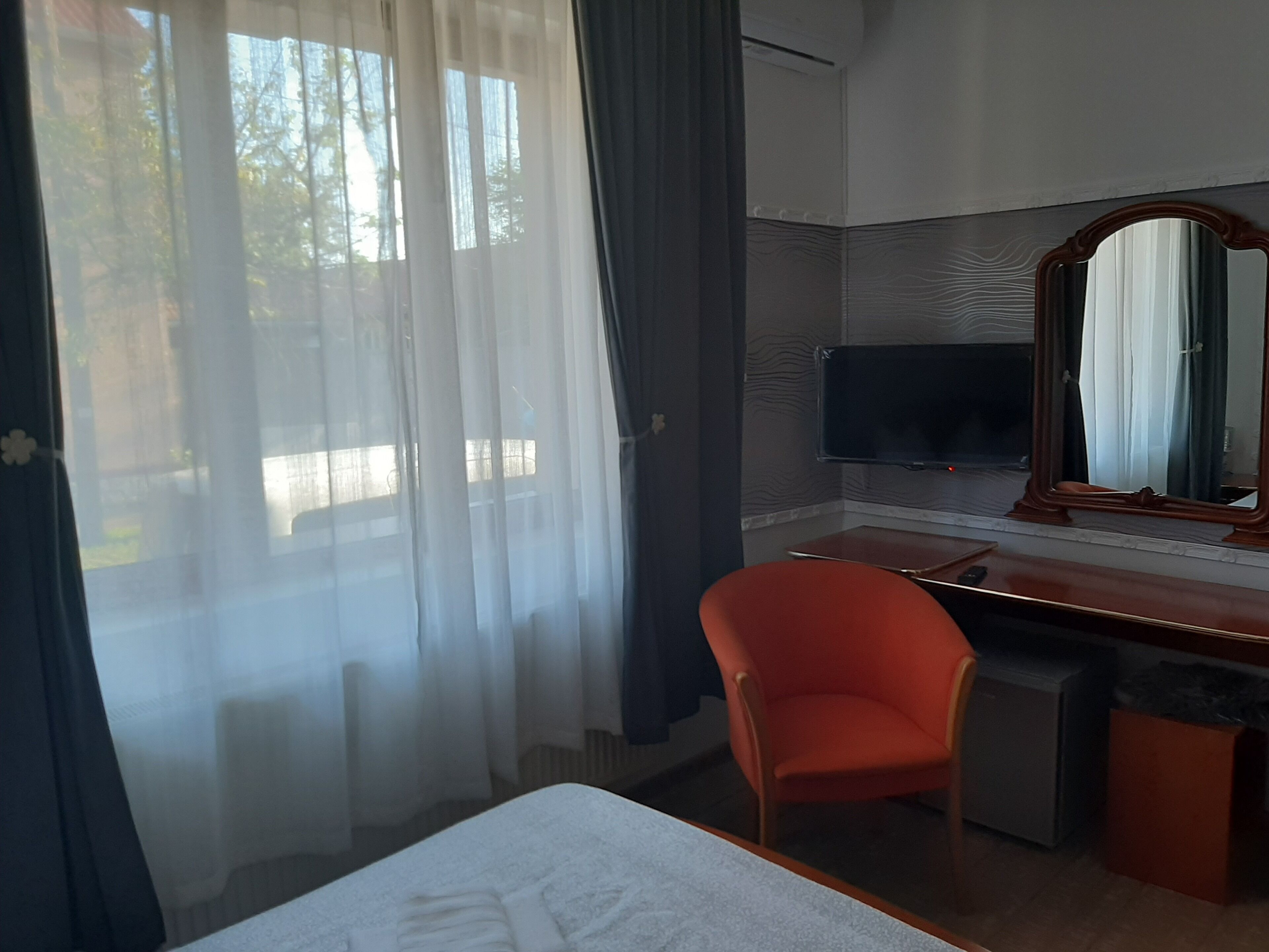 1 bedroom, desk, iron/ironing board, WiFi