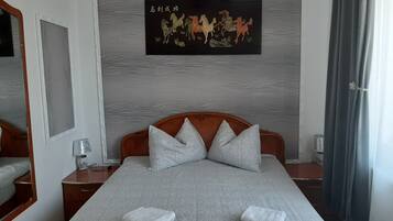 1 slaapkamer, een bureau, een strijkplank/strijkijzer, wifi