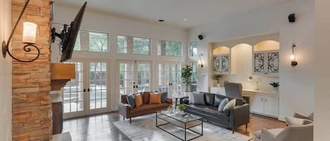 Televisión, chimenea, estéreo y oficina