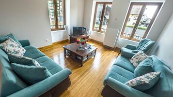 Télévision, jeux vidéo, lecteur de DVD, baby-foot