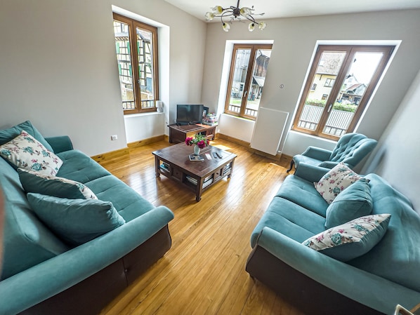 Televisio, videopelejä, DVD-soitin, pöytäjalkapallopöytä