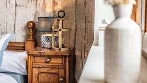 Un comodino in legno con una lanterna d'epoca e una scatola decorata.