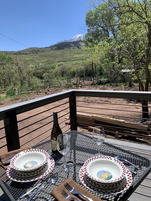 Outdoor dining - Beautiful Cabin on Curchara River (La veta)