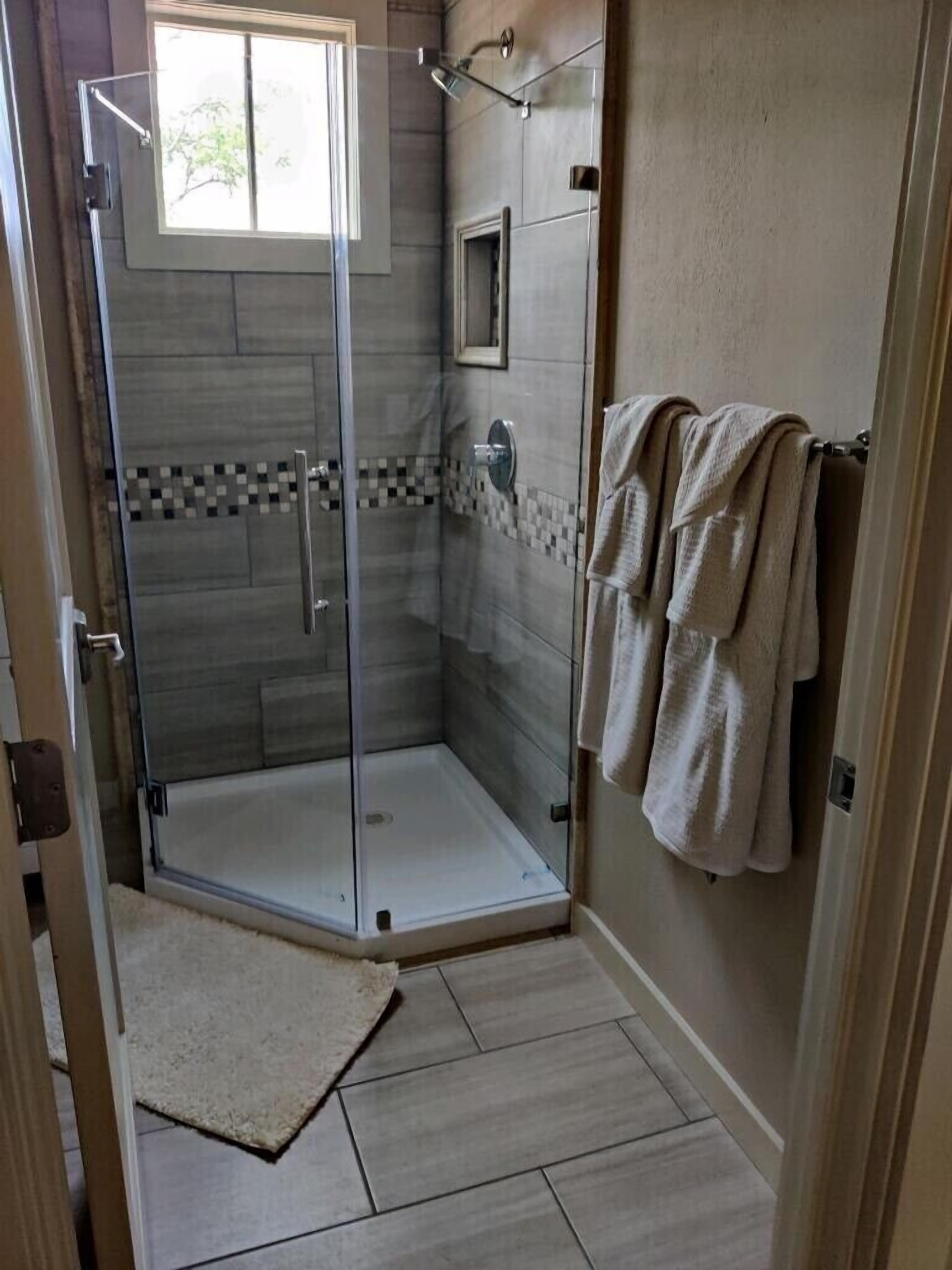 Douche, serviettes fournies, savon, papier toilette