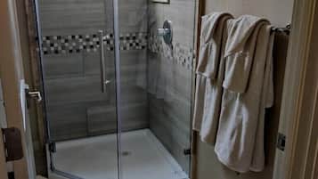 Douche, serviettes fournies, savon, papier toilette