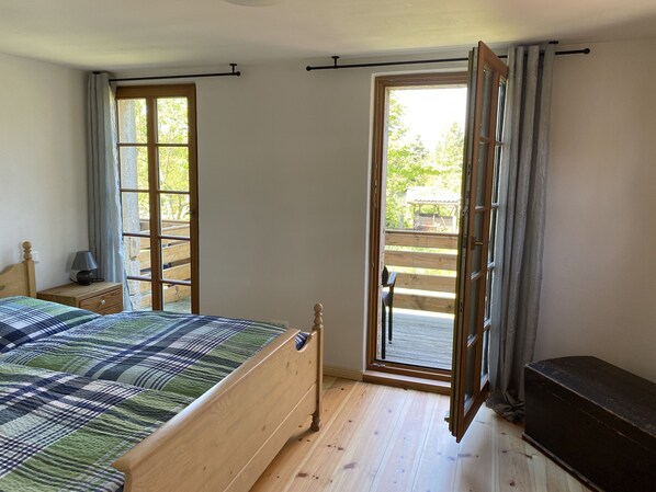 1 bedroom, travel cot, free WiFi, bed sheets