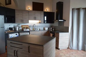 Een koelkast, een microgolfoven, een oven, een kookplaat