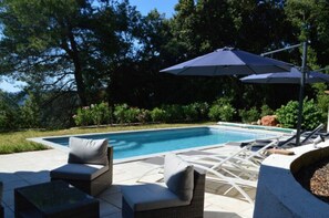 Een buitenzwembad en een verwarmd zwembad