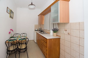 Frigorífico, horno, placa de cocina y cafetera o tetera