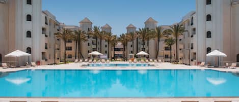 AuĂenpool, geöffnet von 07:00 Uhr bis 17:00 Uhr, Sonnenschirme