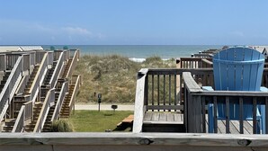 Een houten terras met uitzicht op de oceaan.