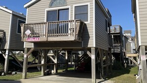 Een huis met twee verdiepingen, een balkon, een bord met de tekst 'Paradise Found' en een bord met 'Fire Lane'.