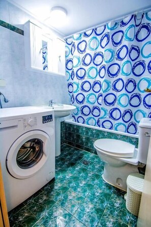 Design-Zimmer | Badezimmer | Dusche, Handtücher, Shampoo