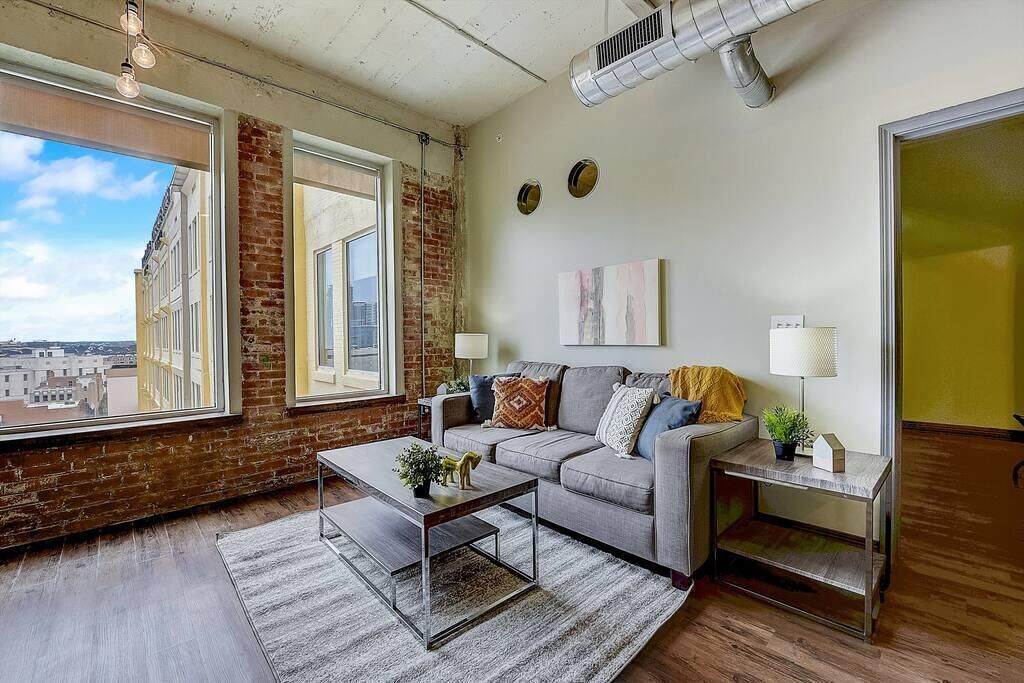 Frontdesk | Bright and Spacious 2 BR Apt