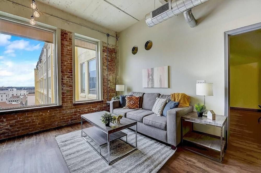 Frontdesk | Bright and Spacious 2 BR Apt