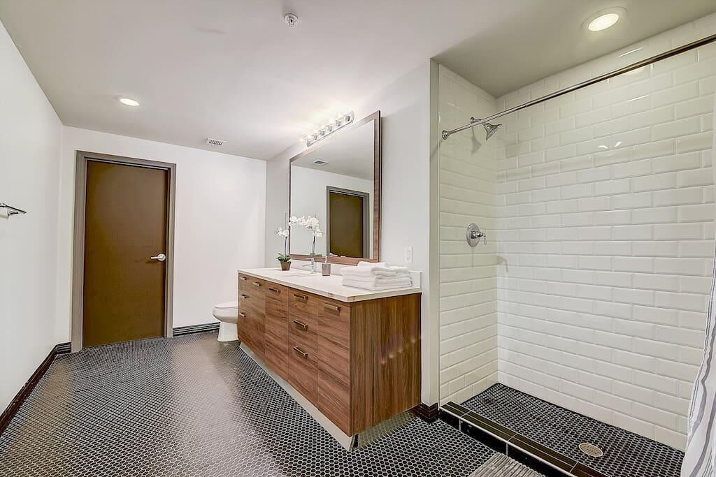 Frontdesk | Bright and Spacious 2 BR Apt