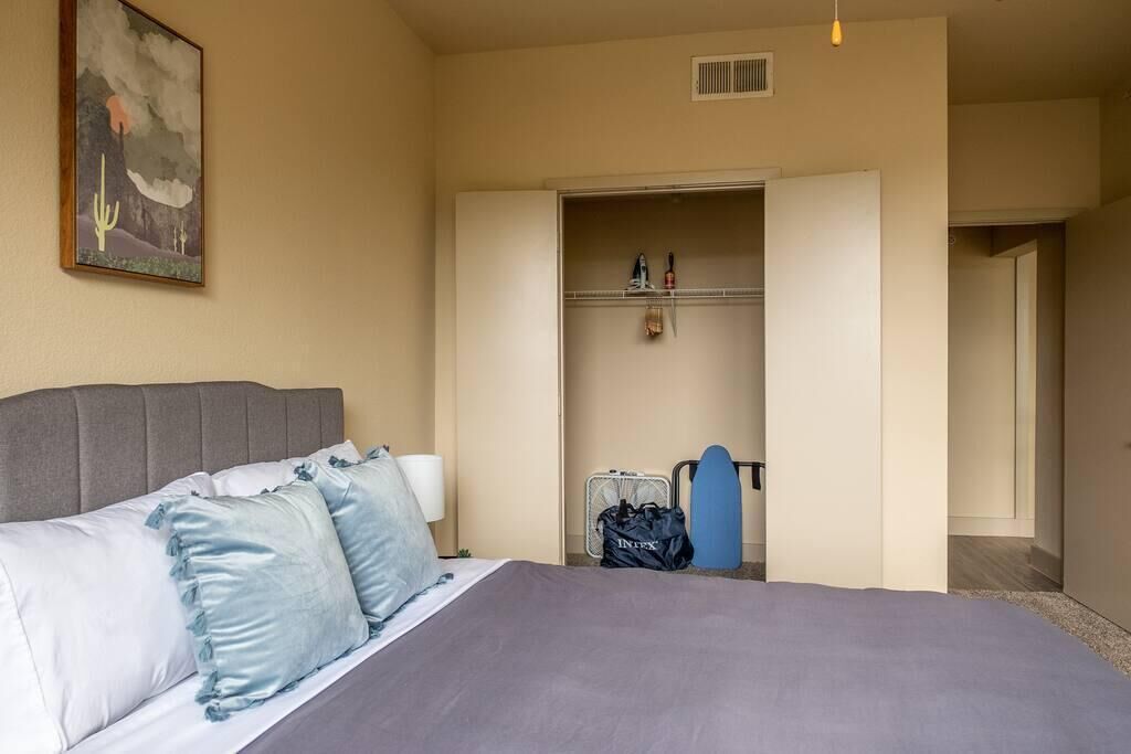 Frontdesk | Spacious and Bright 2 BR Apt