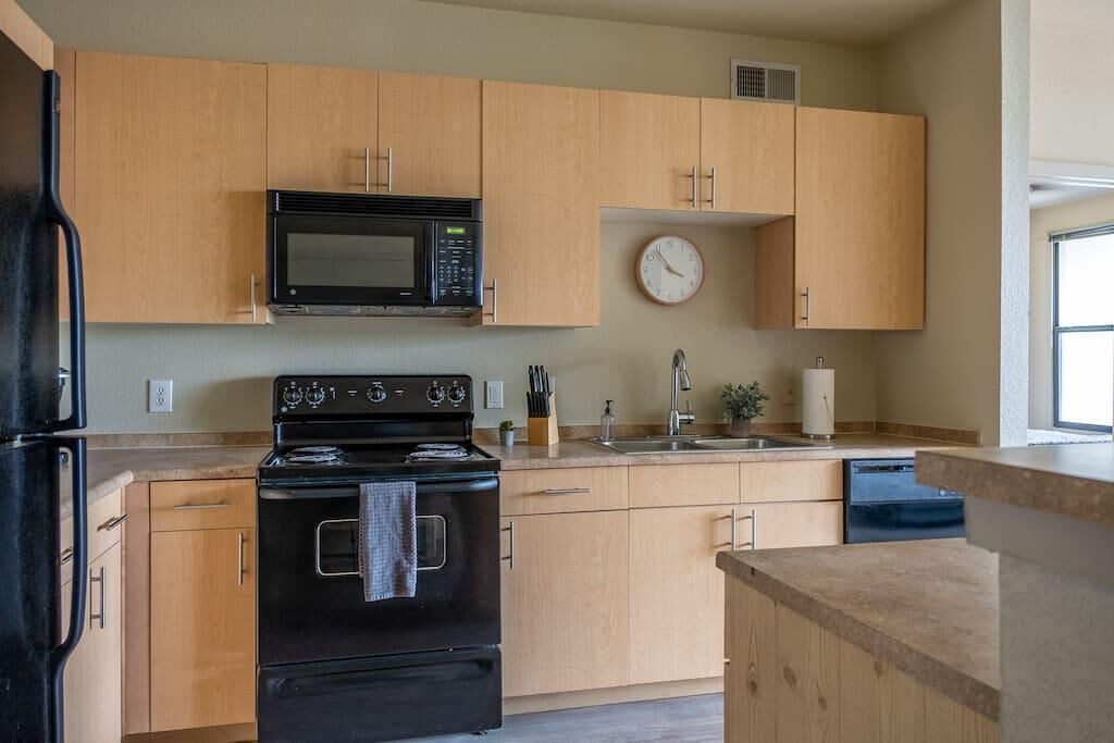 Frontdesk | Spacious and Bright 2 BR Apt