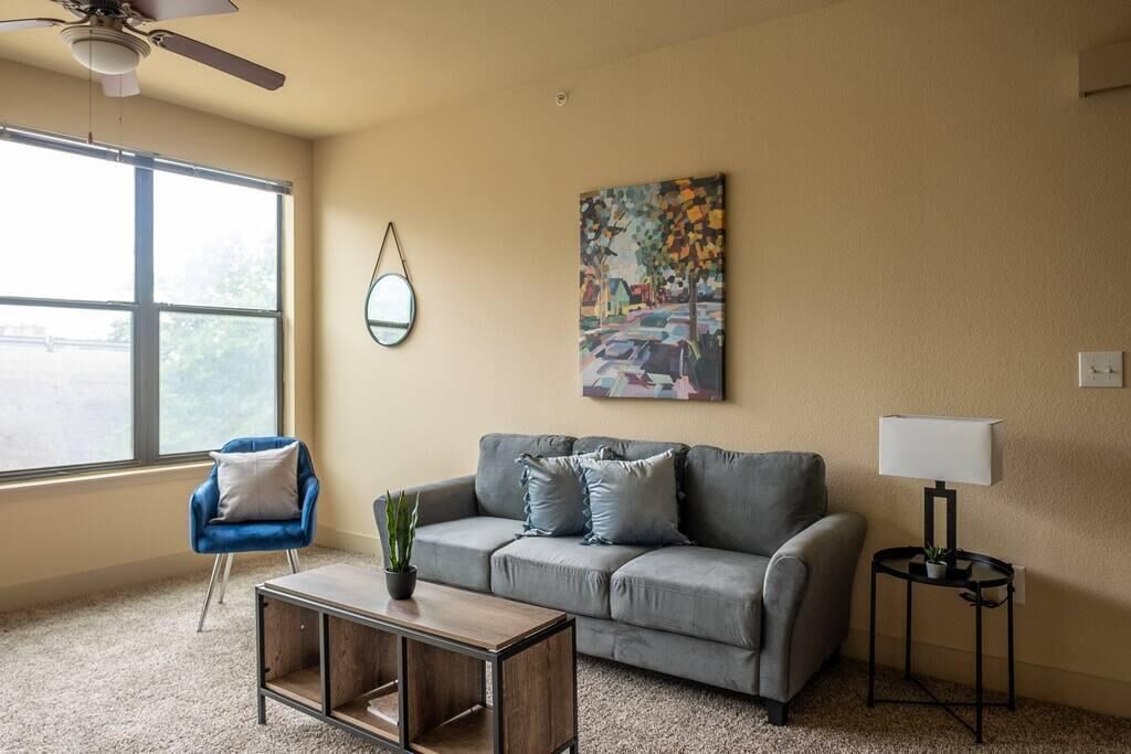 Frontdesk | Spacious and Bright 2 BR Apt