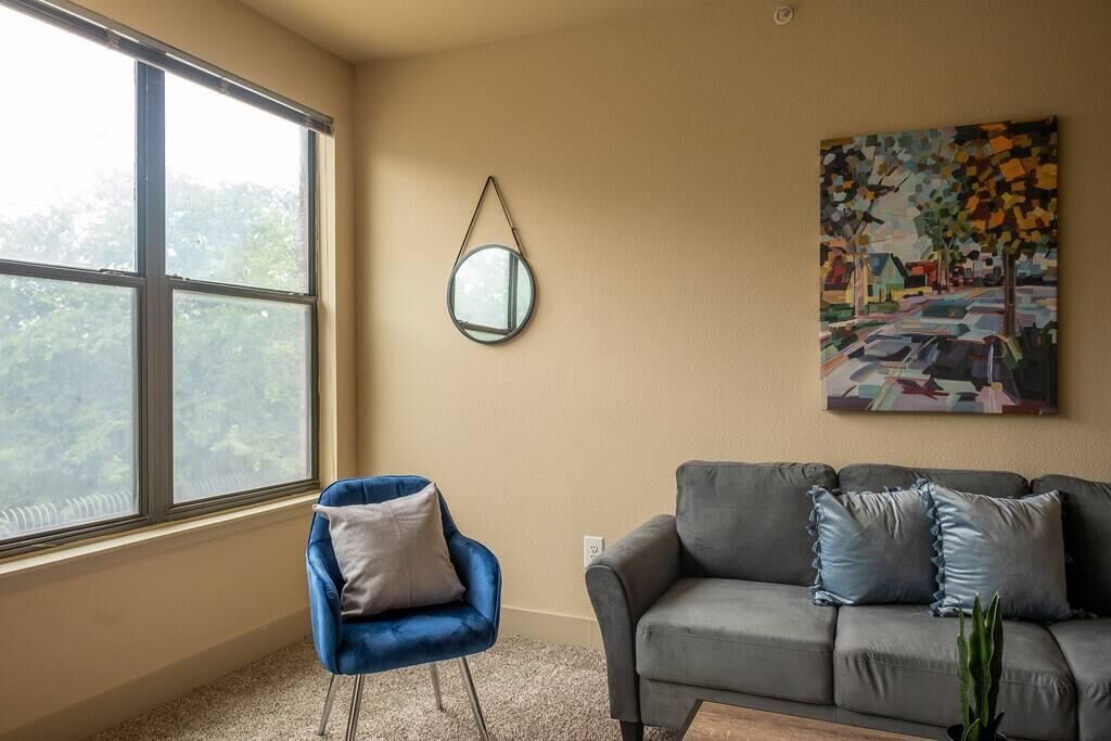 Frontdesk | Spacious and Bright 2 BR Apt