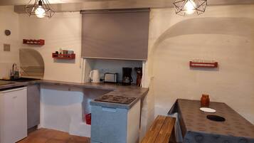 KylskÄp, ugn, spishÀll och kaffe- och tebryggare