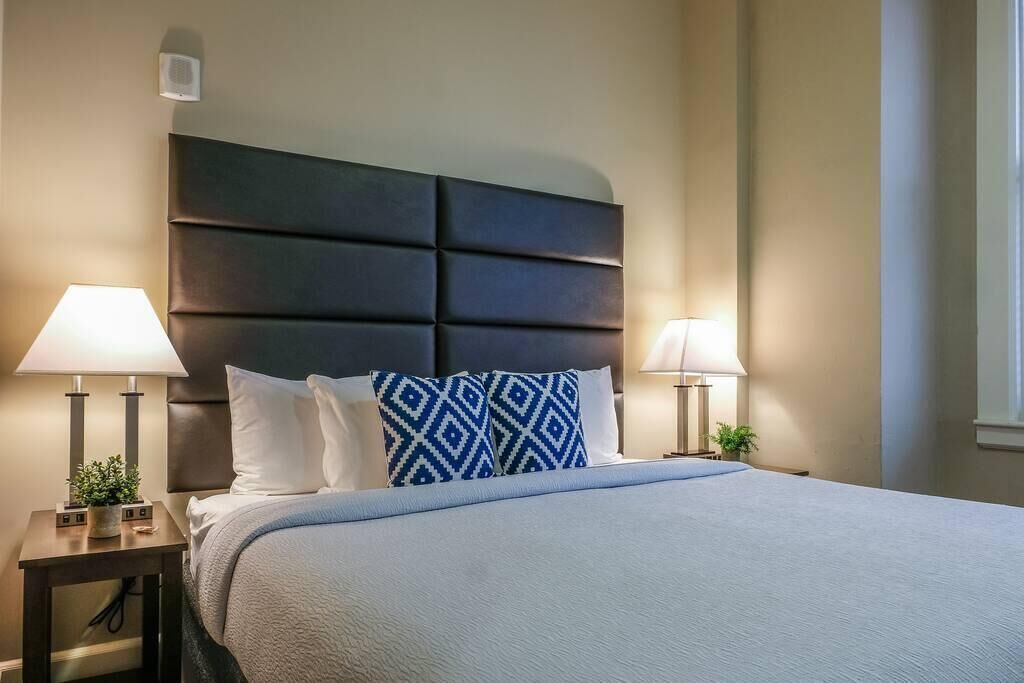 Frontdesk | Modern 1BR Apt, Walk to Everything