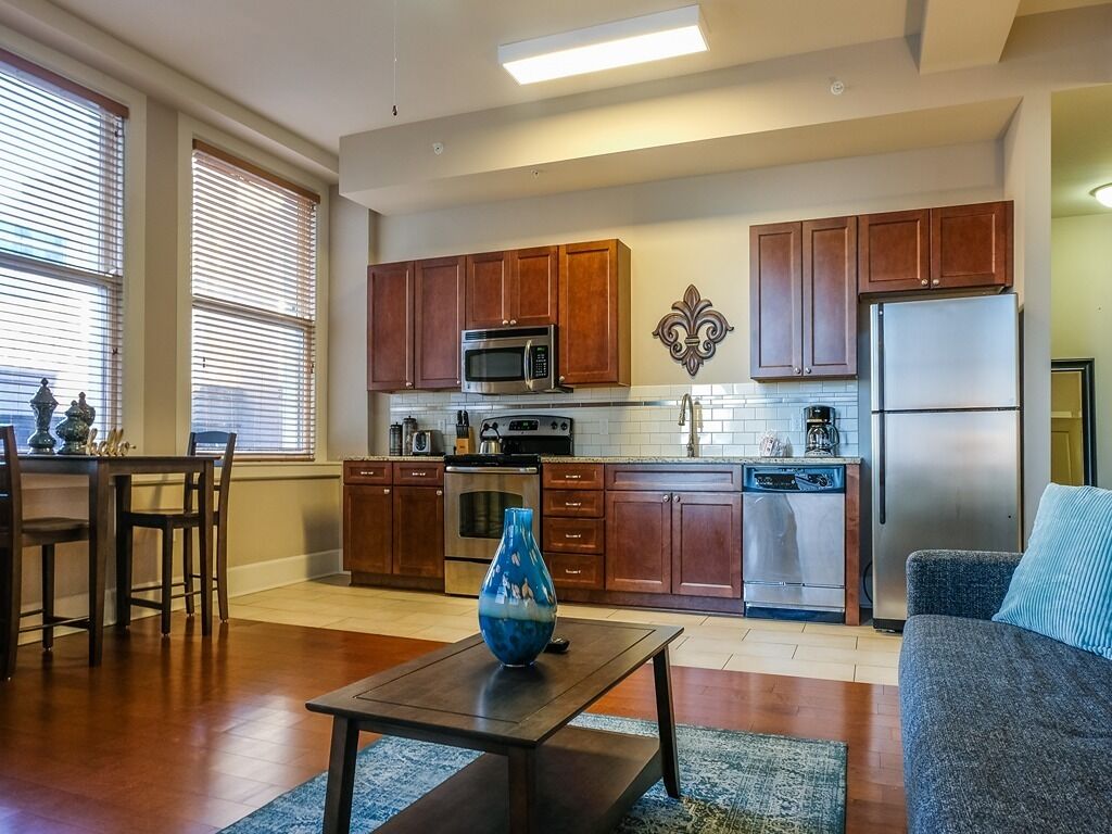 Frontdesk | 1BR Apt with City Views near Dining