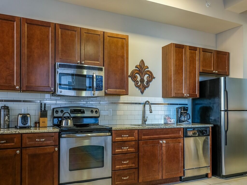 Frontdesk | 1BR Apt with City Views near Dining