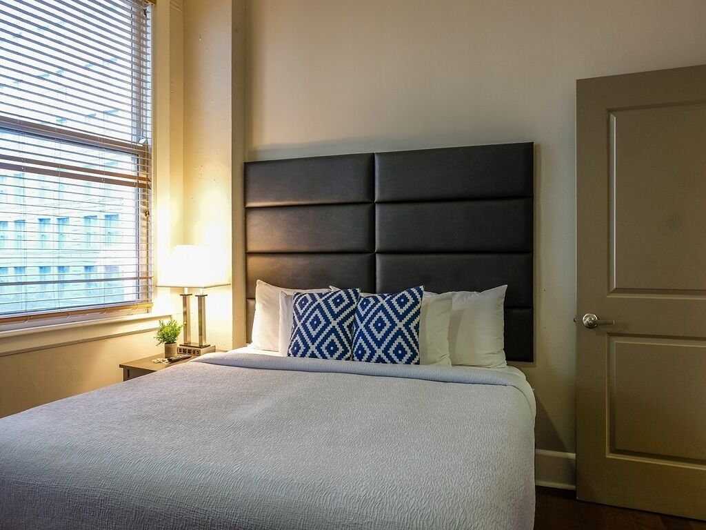 Frontdesk | 1BR Apt with City Views near Dining