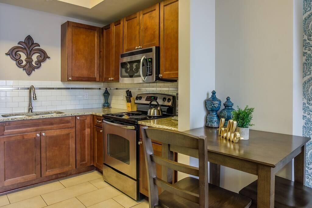 Frontdesk | Prime Location 1BR Apt with Views