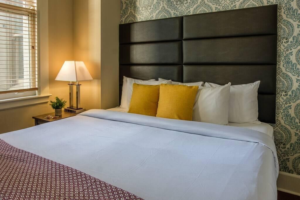 Frontdesk | Walkable 1BR Apt with Laundry + WiFi